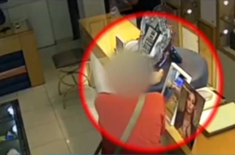 Καρέ καρέ κλοπή δαχτυλιδιού από κοσμηματοπωλείο του Πειραιά – Παρίστανε τον ανάπηρο ο ληστής! (βίντεο)